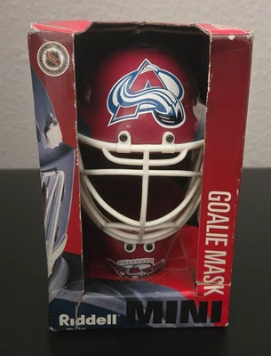 Colorado Avalanche 迷你曲棍球守门员头盔 NHL 5 英寸 Riddell 全新损坏盒 — 第 1/4 张图片