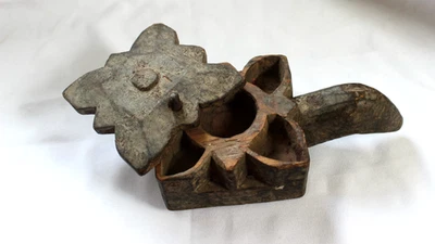 Antigua caja de especias/tikka artesanal con flor grabada en forma de pájaro de madera antigua Foto 1 de 4