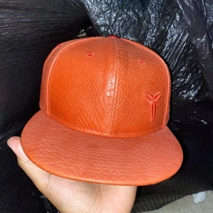 Gorra de cuero Nike Kobe Bryant piel de serpiente roja mamba con correa trasera - Imagen 1 de 4