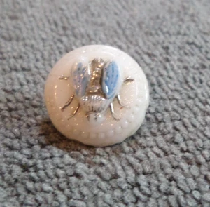 Vintage Glass Picture Button BEE - Picture 1 of 3