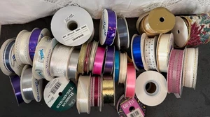 Vintage Corsage Weihnachtsgeschenk-Spitze Kanten BAND Spule/Rollen-Schleife Handwerk GROSSES LOS 32 Rollen - Bild 1 von 9