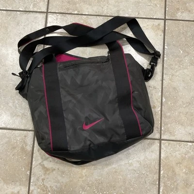 耐克女式中型旅行/防尘袋黑色和粉色单肩包 — 第 1/4 张图片