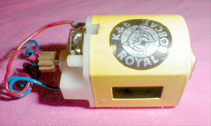 Motor de coche ranura Mabuchi amarillo Royal Bob Cat 36D 10 piñones de latón sin cepillo/resortes Foto 1 de 1