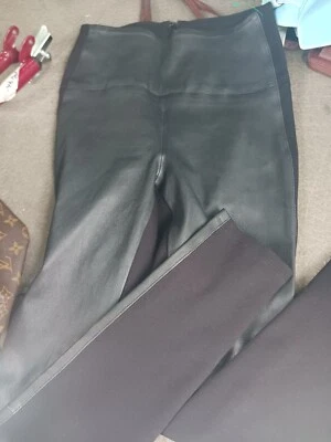 Pantalones Bebe Xs de imitación de cuero negros Foto 1 de 4