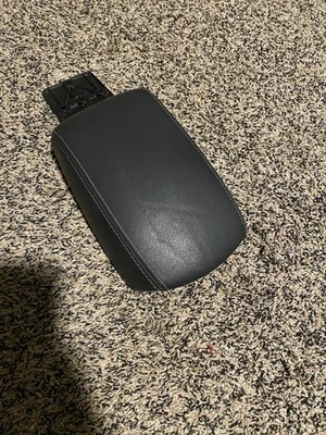 Центральная консоль Volvo S40 V40 2001-2004 годов выпуска черная кожаная крышка подлокотника в сборе изготовитель оборудования - Изображение 1 из 4