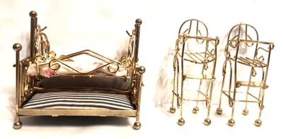 Conjunto de sillas altas de cuna de alambre tono dorado muebles miniatura para casa de muñecas de colección Foto 1 de 4