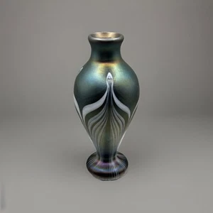 Vaso vintage Vandermark viola e verde con disegno piuma tirata -1976 - Foto 1 di 5