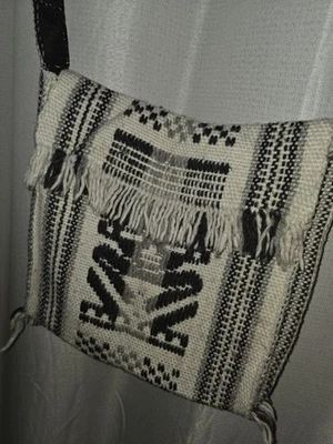 Cartera Bandolera Tejida Blanco y Negro Boho Hippie Foto 1 de 4