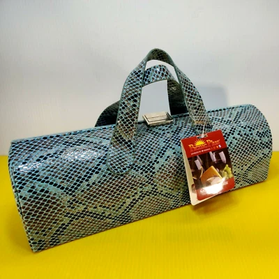 Bolso sin asas de carlota con estampado de piel de serpiente sintética Picnic Plus portador de botellas de vino Foto 1 de 3