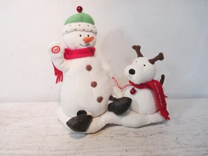 Muñeco de nieve Hallmark Jingle Pals 2004 "Snow What Fun It Is" con perro canto musical - Imagen 1 de 3