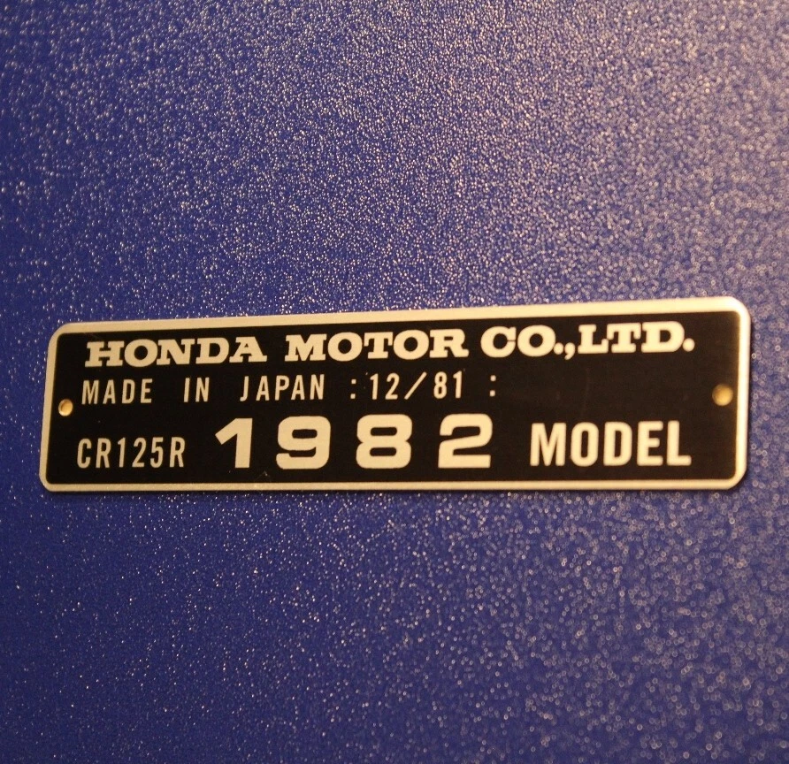 HONDA CR125R 1982 MODELO MFD 12-81 ETIQUETA DE TUBO DE DIRECCIÓN/MARCO PLACA DE DATOS DE ALUMINIO Foto 1 de 1