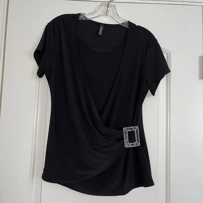 Blusa negra de manga corta Jason Maxwell para mujer con hebilla de acento talla grande Foto 1 de 4