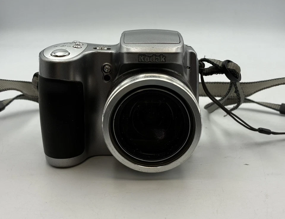 KODAK Z740 EASYSHARE DIGITAL CAMERA 10X ZOOM (CP2017263) - Image 1 of 4