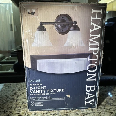 Luz de tocador Hampton Bay Ashhurst de bronce frotado con aceite de 2 luces con vidrio esmerilado Foto 1 de 4