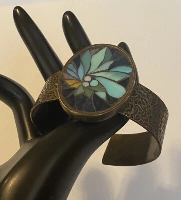 Brazalete brazalete de bronce único y ornamentado con flores abstractas con incrustaciones de vitrales Foto 1 de 4