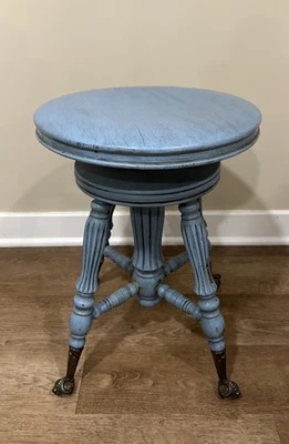 Gran taburete de piano antiguo victoriano de madera azul pálido con bolas de vidrio y patas de garra Foto 1 de 4