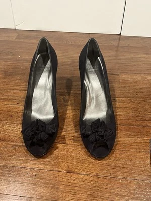 Tacones de gamuza Stuart Weitzman azul marino con flor decorativa Foto 1 de 4