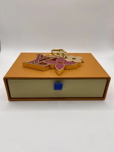 Auth LOUIS VUITTON Fleur De Monogram Pink, Beige, Hot Pink Bag Charm / Key Charm - Picture 1 of 5