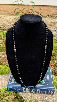 Collar vintage de ónix negro y cuentas doradas 30”. Elegante y con clase para una fiesta Foto 1 de 2