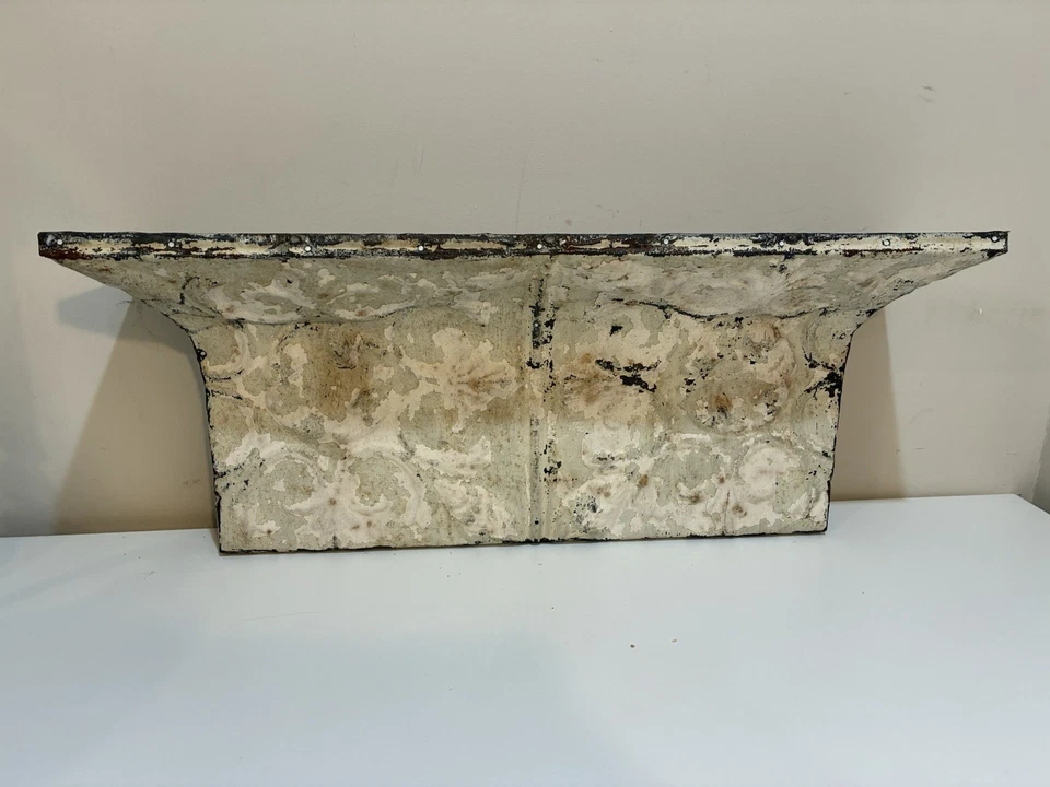 Manto arquitectónico vintage o estante de pared antiguo azulejo de techo de hojalata en relieve 23" Foto 1 de 4