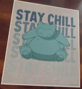 "Mini póster promocional Gamestop juego Pokémon Stay Chill Snorlax 10""x11,5" - Imagen 1 de 2