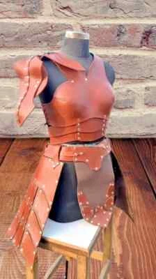 Vestido feminino feito à mão de couro vermelho armadura gladiador - LARP, cosplay, fantasia - Imagem 1 de 4