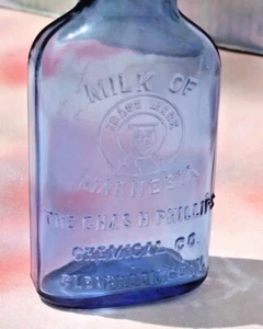 Botella de colección Phillips leche de magnesia azul claro en relieve con tapa de metal, 5"" de alto - Imagen 1 de 5