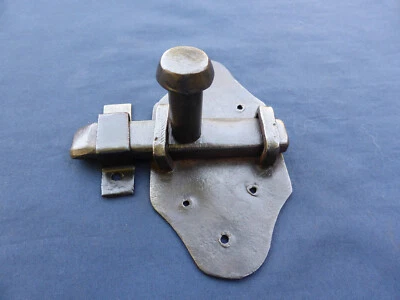 Targette verrou gâche bouton fer forgé ancienne porte placard 12,5 x 6,3 cm - Photo 1/4