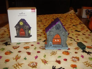 Hallmark Halloween  2018 Ghostly Mausoleum - Picture 1 of 6