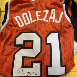 MAGLIA AUTOGRAFA FIRMATA SIRACUSA ARANCIONE MAREK DOLEZAJ JSA COA XL Cuse 🏀 - Foto 1 di 8
