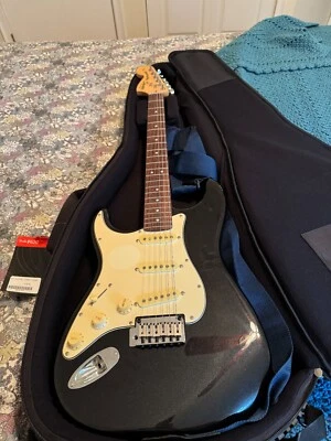 Электрогитара Fender Stratocaster Squier левой рукой совершенно новый и чехол Fender - Изображение 1 из 4