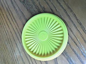TUPPERWARE SERVILIER YELLOW 4 1/2" LID 812 - Picture 1 of 3