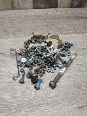 2006 06 03-06 Suzuki Burgman 400 AN400 varios pernos varios tornillos tuercas  Foto 1 de 4