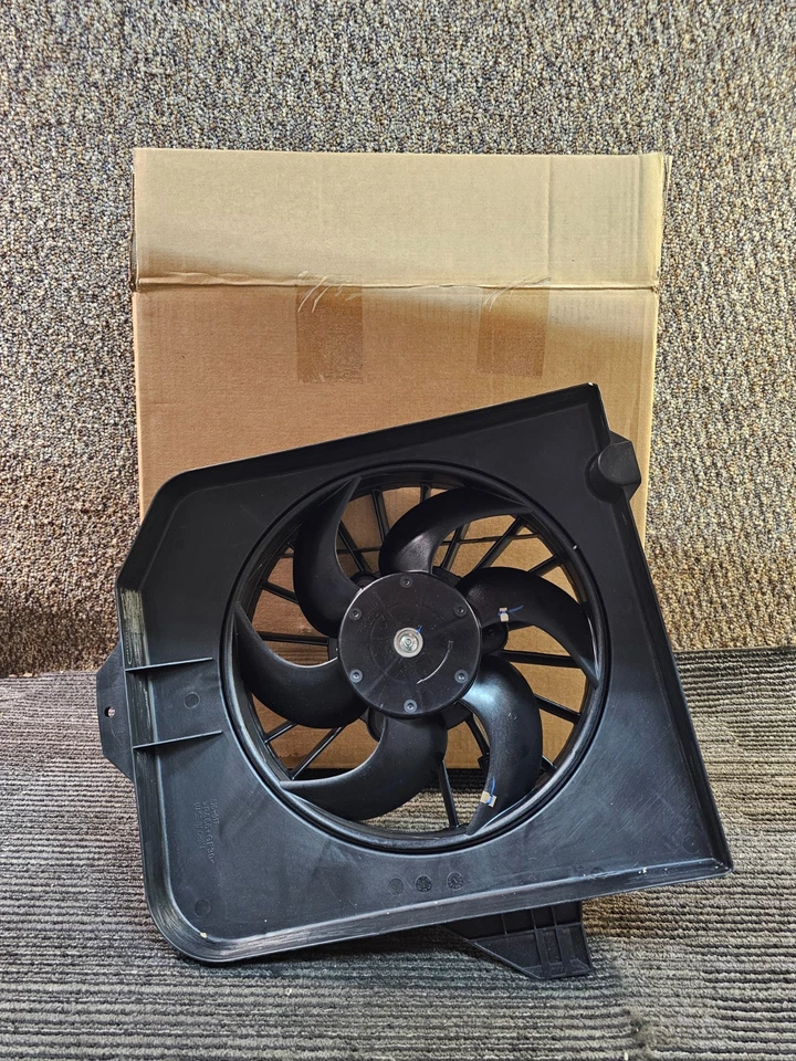 Dorman 620-017 右空调冷凝器风扇组件适用于 2001 - 2005 年克莱斯勒 Voyager — 第 1/4 张图片