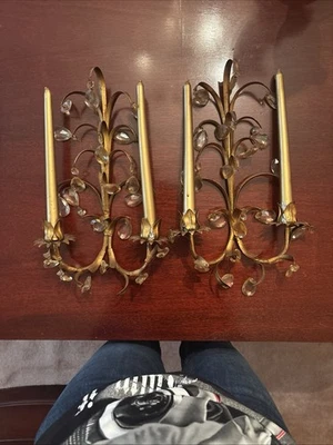Par de apliques de vela Tole oro dorado vintage con prismas de cristal. Foto 1 de 3