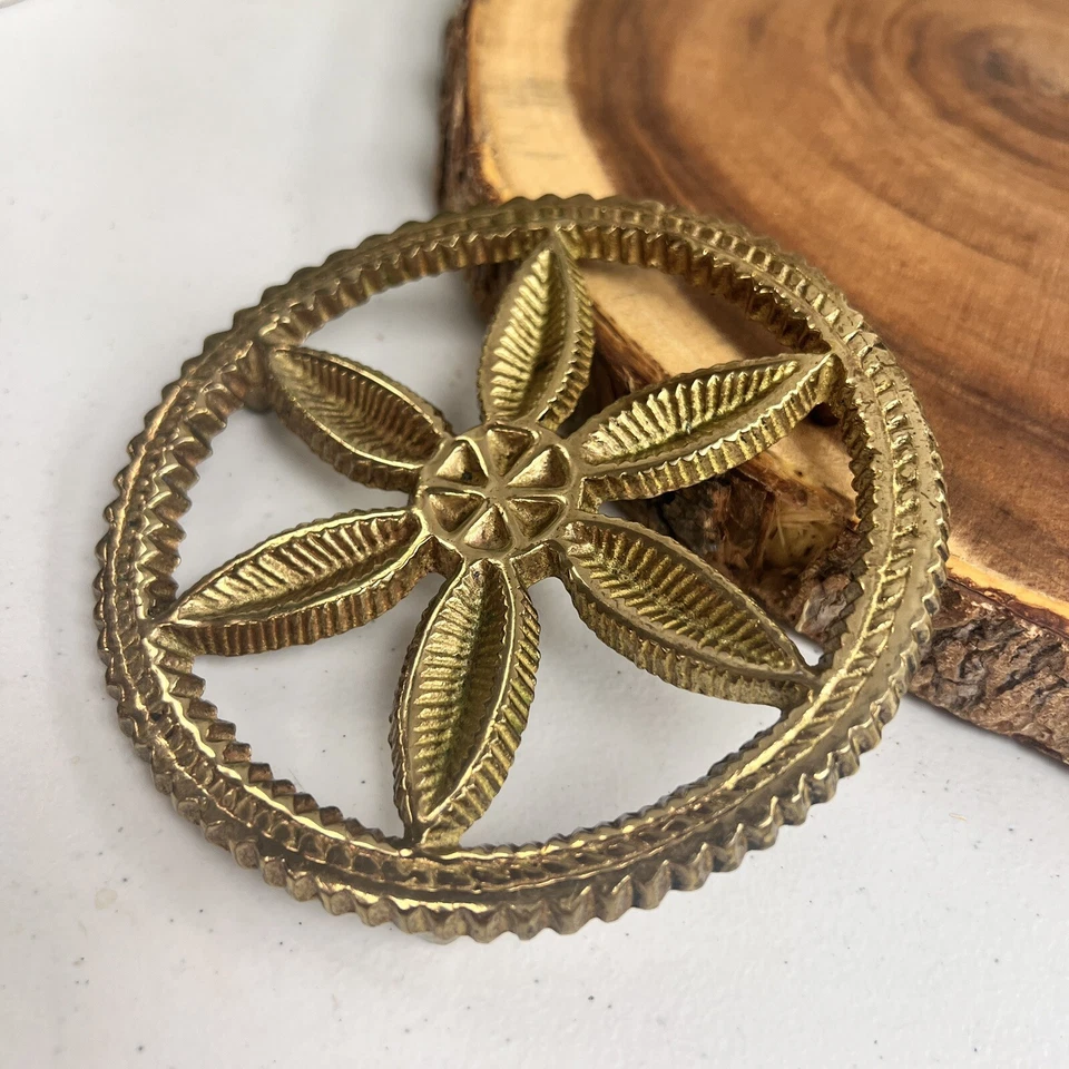 Antiguo remache de rueda circular hoja planta latón vintage Foto 1 de 4