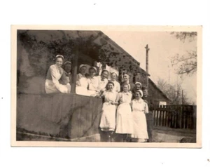 7019- Foto * Giovani infermieri * Croce Rossa in magazzino? ww2 - Foto 1 di 2