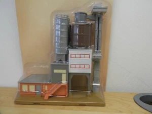 IHC, Cement Plant with Platform, HO Scale, PLASTIC BUILDING, No. 902 - Picture 1 of 6