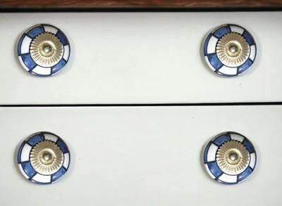 Juego de ocho perillas de extracción de cajón de cerámica geométrica azul blanco y dorado Foto 1 de 4