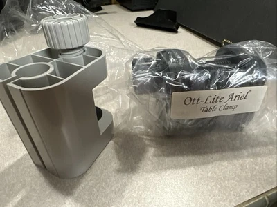 Lote de 2 abrazaderas de lámpara de mesa Ott Light Ariel, gris y negro. Nuevo Foto 1 de 4