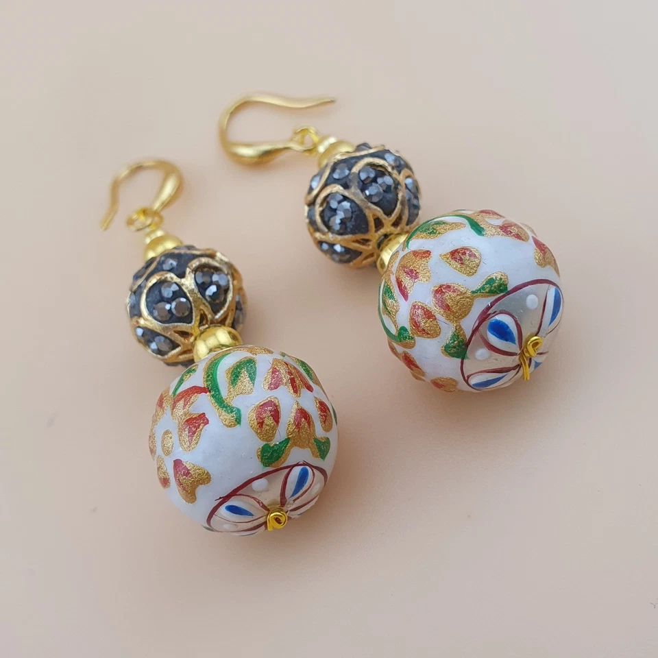 Pendientes colgantes afganos artesanales de esmalte colorido y latón brillante con cuentas Foto 1 de 4