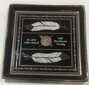 Plato de baratija de cerámica St. Labre Indian School 2019 Benefactor Society - Imagen 1 de 6