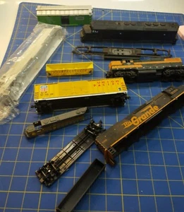 Konvolut 11 Züge verschiedene Teile. FÜR TEILE ODER REPARATUR. UNVOLLSTÄNDIG DEFEKT. - Bild 1 von 12