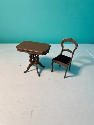 Mesa de plástico vintage vitoriana de crisnbono para casa de bonecas com cadeira - Imagem 1 de 3