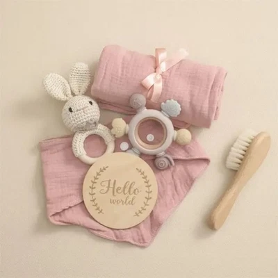 Regalo bebé recién nacido. set que incluye babero, peine, mordedor, manta y sonajero Foto 1 de 4