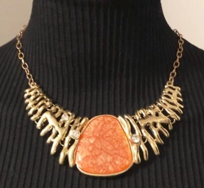 "Collar llamativo de cristal de pedrería de resina naranja de metal tono dorado de 17""" Foto 1 de 4