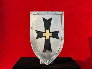 Scudo Templare Cavaliere Crociato Santa Croce Rossa Scudo Riscaldatore 18 Gauge 27" Battaglia - Foto 1 di 9