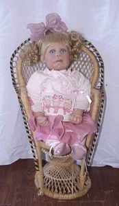 LEE MIDDLETON 1992 USA SIGNED BLUE EYE DOLL NUMBER 011092 WITH WICKER CHAIR - Bild 1 von 12