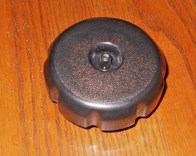 TAMPA DO TANQUE DE COMBUSTÍVEL SUZUKI RMX250,DR250, DR350, QUAD RUNNER 160, 230, QUAD RACER - Imagem 1 de 2