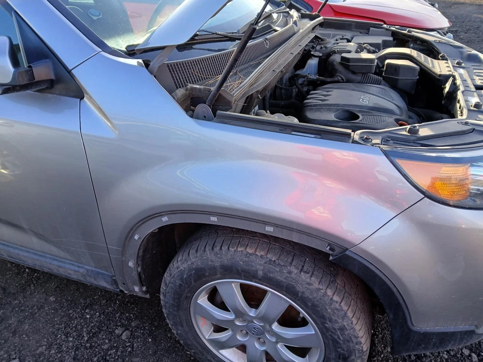 Para-lama dianteiro direito usado serve: 2012 Kia Sorento R. com alargamento de para-lama texturizado preto - Imagem 1 de 4